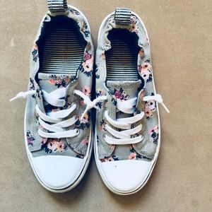 Maurices Canvas Shoe 7 1/2